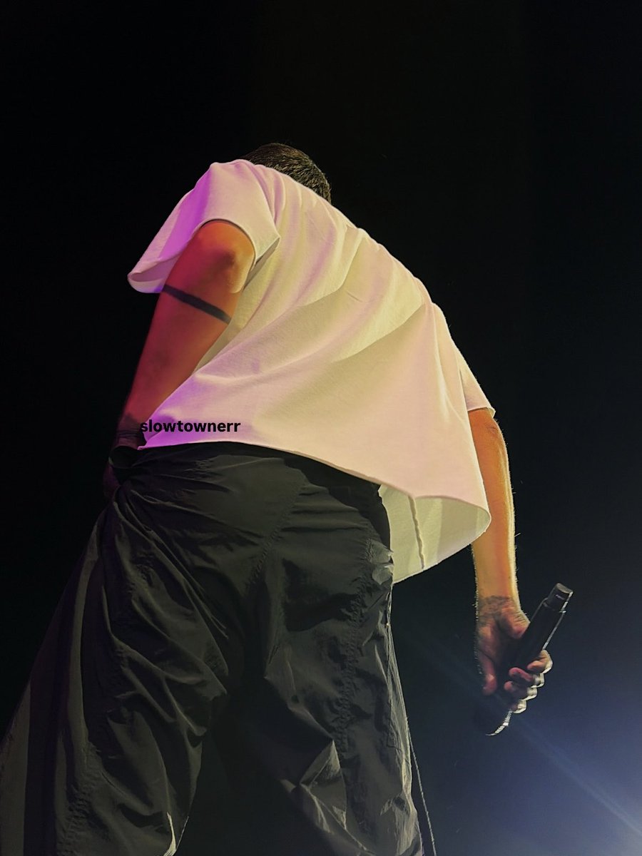 slowtownerr's tweet photo. excuse me??? https://t.co/BVO0YgT2gF