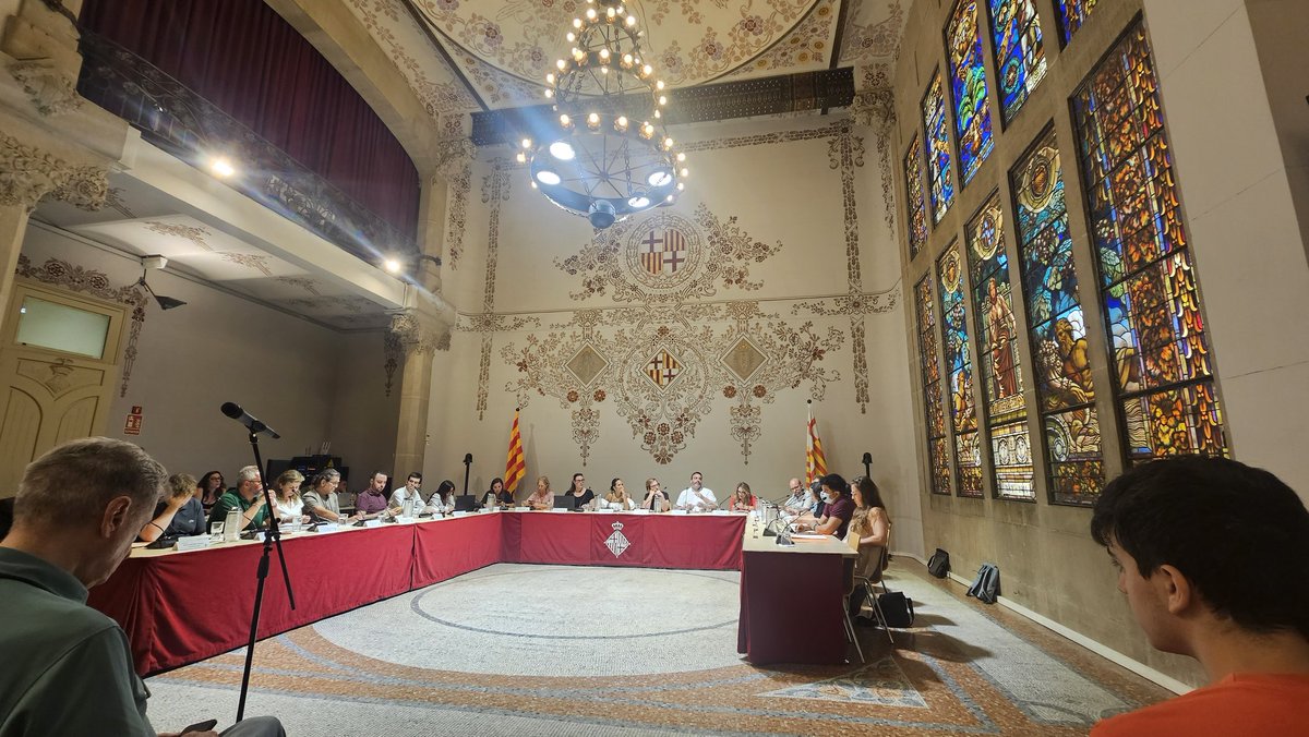 dserralta_ac's tweet photo. Vaig ser present a l'últim Consell de districte de Sants-Montjuïc.
I us puc garantir que es discuteixen preceptes de seguretat que son bàsics i necessaris. 
Sentir als de Comuns o Erc defensant taules de diàleg amb delinqüents per poder entendre pq ho són...es absurd i d'un nivell polític penós. 
Hem d'acabar amb aquesta política bonista, permisiva i woke que ens està portant a la ruïna. 
#salvembarcelona