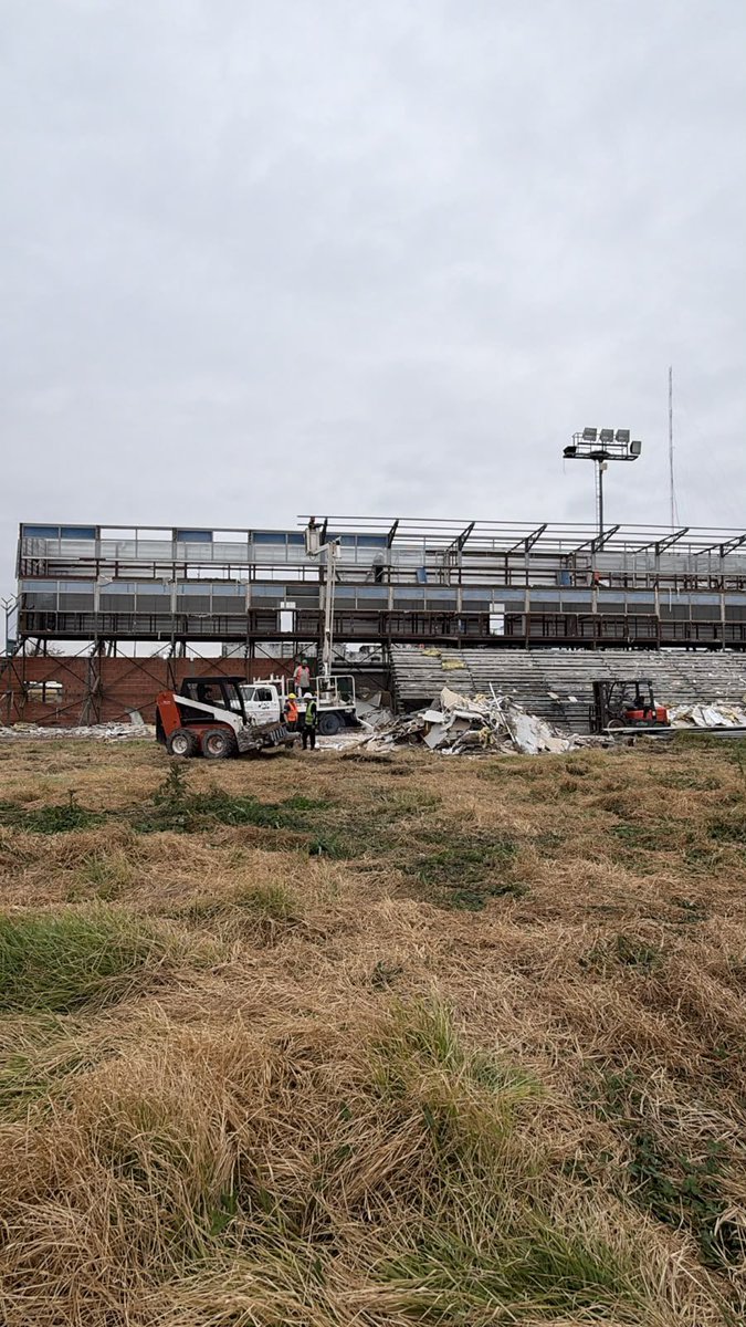 AlejoGerbaudo1's tweet photo. ⚽️ ARRANCA EL DESARME DEL ESTADIO DE TIRO FEDERAL

El histórico estadio de Tiro Federal, el Fortín de Ludueña, será desmantelado.

Se convertirá en un parque público con polideportivo. La obra también incluye la apertura de calle Matienzo.

Recordemos que #TiroFederal jugó en primera división en 2005/2006.