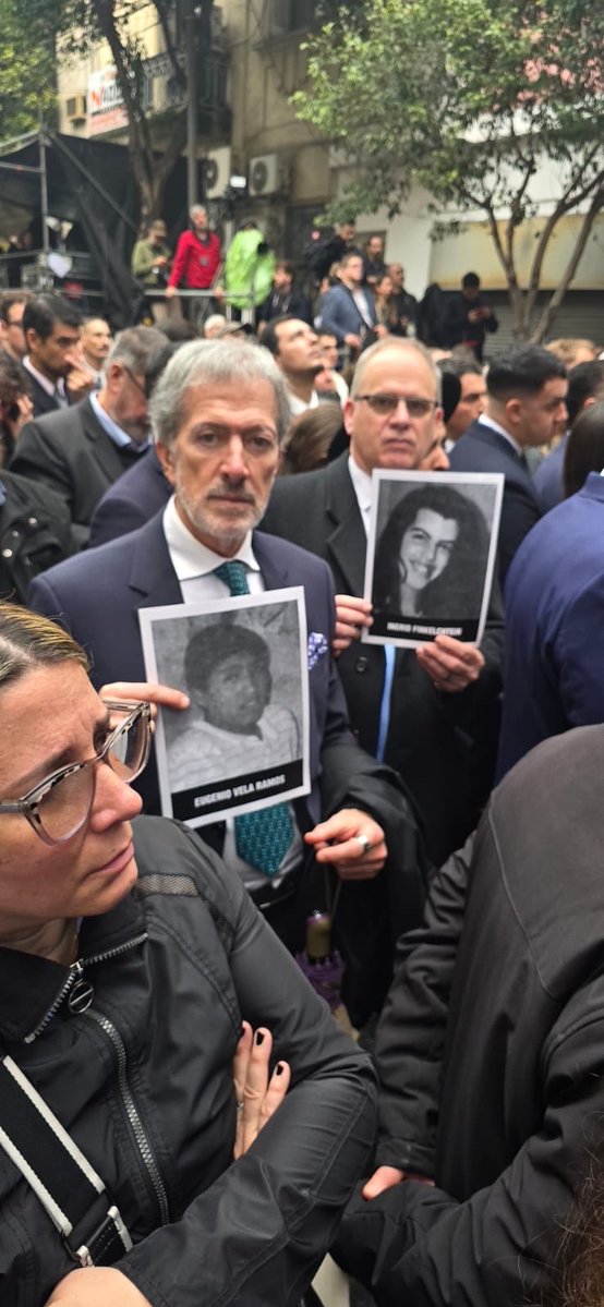 AmbEyalSela's tweet photo. 32 años del atentado a la AMIA.
Hoy estoy, una vez más, presente en el acto acompañando a las familias, sobrevivientes y a un país que fue víctima del terrorismo internacional.

Mientras haya un corazón latiendo habrá memoria y esperanza. 🇮🇱🇦🇷 https://t.co/qMsLXKplwr