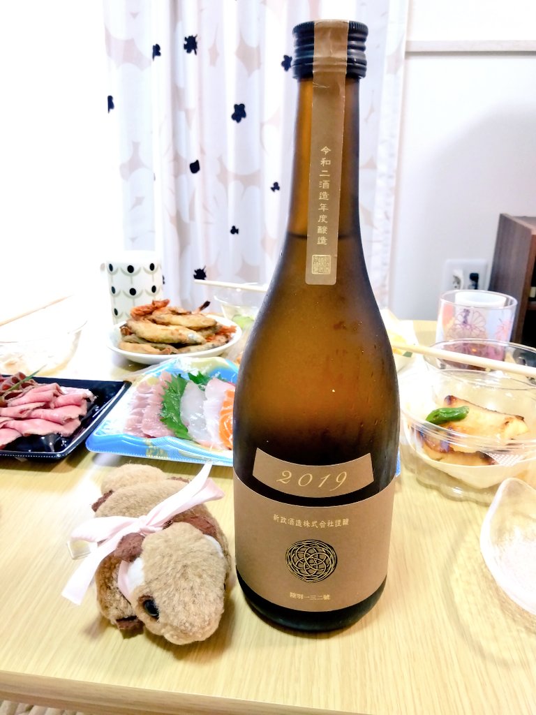 mglb_marin's tweet photo. いとこから誕生日プレゼントで新政をもらったが、1人で呑むのは恐れ多くて職場の人たちと開封の儀をした🍶

…芳醇で呑みやすかった！
日本酒苦手な子でも「これは美味しいから呑める」って言ってた。

いとこよ貴重なお酒をありがとう〜 https://t.co/1oYqsXfwZh
