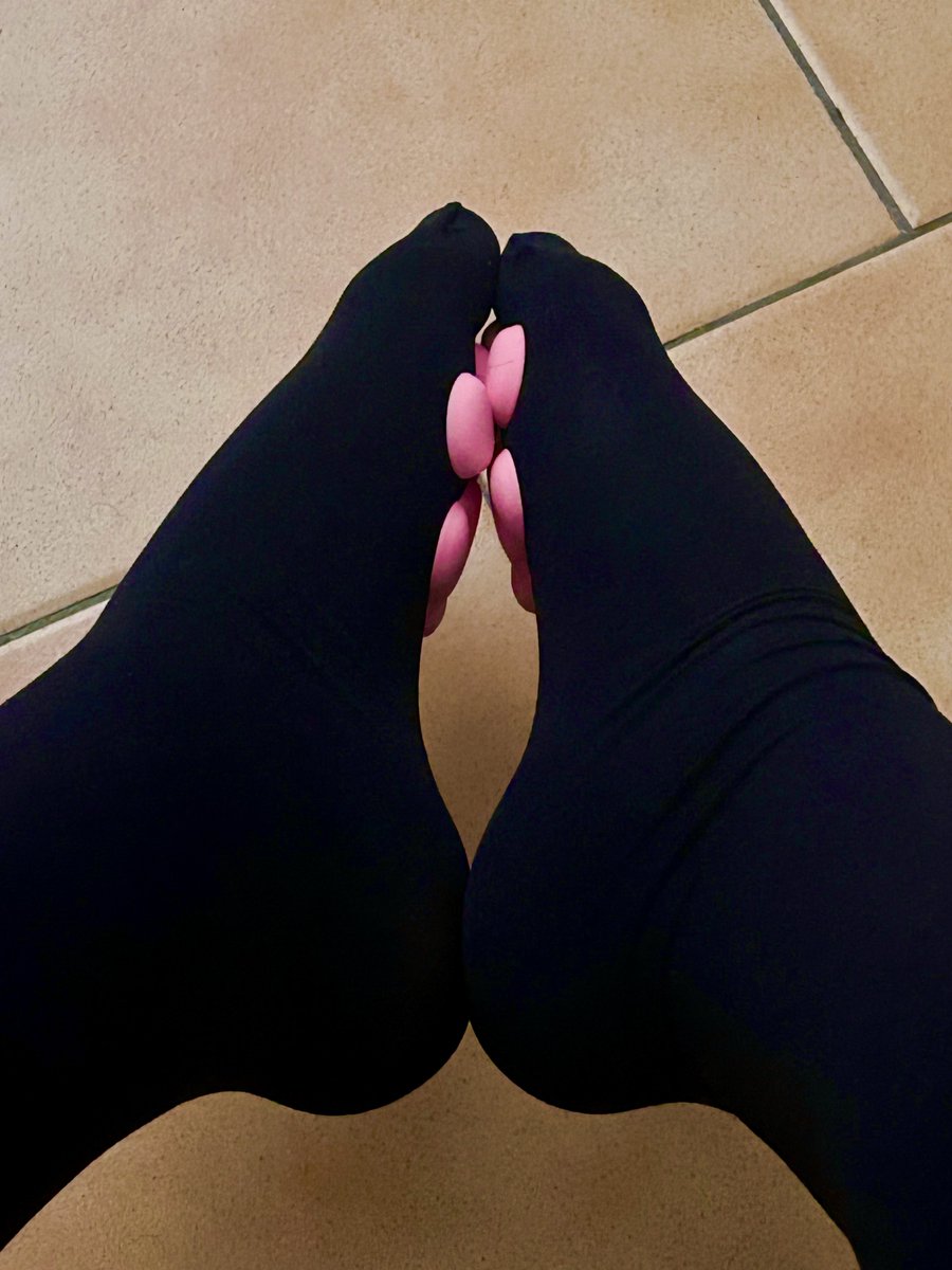 SissyLeaFR's tweet photo. Meooow 🥴🐈‍⬛ who wanna be footjobed by a cat femboy ? 💕

#femboy #feet #footjob #sissy #crossdressing #transgender #cosplay #sextoy #chudai #nsfw https://t.co/Dvhfqzpz7Y