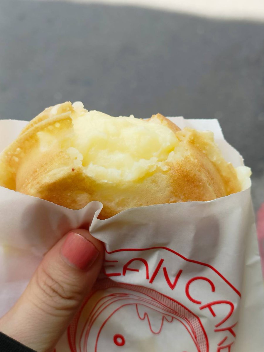 Hi_ye's tweet photo. 日本統治時代に台湾へ伝わった食べ物なんですが、台湾では呼び方が本当にたくさんあるんです。

「紅豆餅（今川焼き）」「車輪餅（大判焼き）」「管仔粿（台湾語）」「太鼓饅頭（太鼓焼き）」などなど…。

私は「奶油餅」って呼んでます。クリーム味しか食べないのでw https://t.co/5cjPU2oR8o