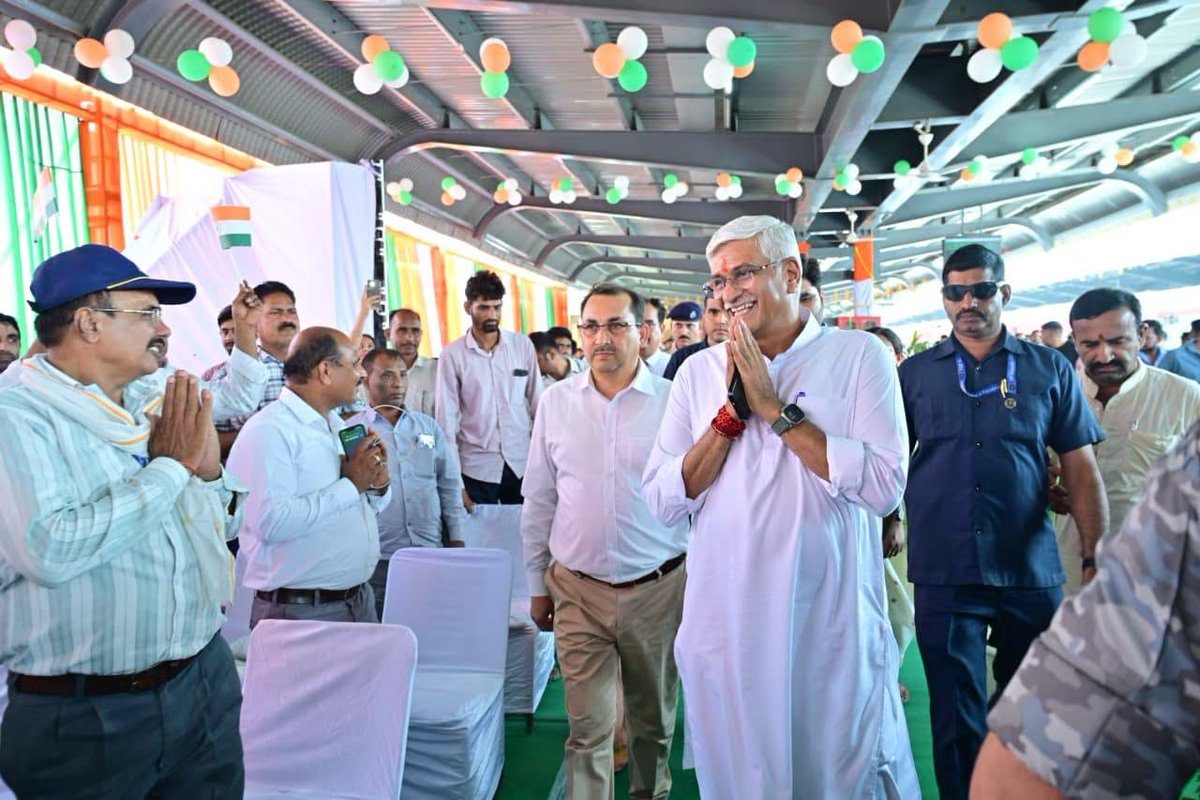 gssjodhpur's tweet photo. पुनर्विकसित जैसलमेर रेलवे स्टेशन के लोकार्पण समारोह में उपस्थित होकर इस अतिविशेष और यादगार अवसर का साक्षी बना। यशस्वी प्रधानमंत्री आदरणीय श्री @narendramodi जी ने वर्चुअल माध्यम से जैसलमेर रेलवे स्टेशन राष्ट्र को समर्पित किया। इस अवसर पर गणमान्य नागरिकों एवं क्षेत्रवासियों से आत्मीय संवाद भी हुआ।

प्रधानमंत्री श्री नरेंद्र मोदी जी के नेतृत्व में देश ने नीति-गत ठहराव से निकलकर विकास की नई गति प्राप्त की है।

@PMOIndia @RajCMO @BJP4Rajasthan @AshwiniVaishnaw @RailMinIndia