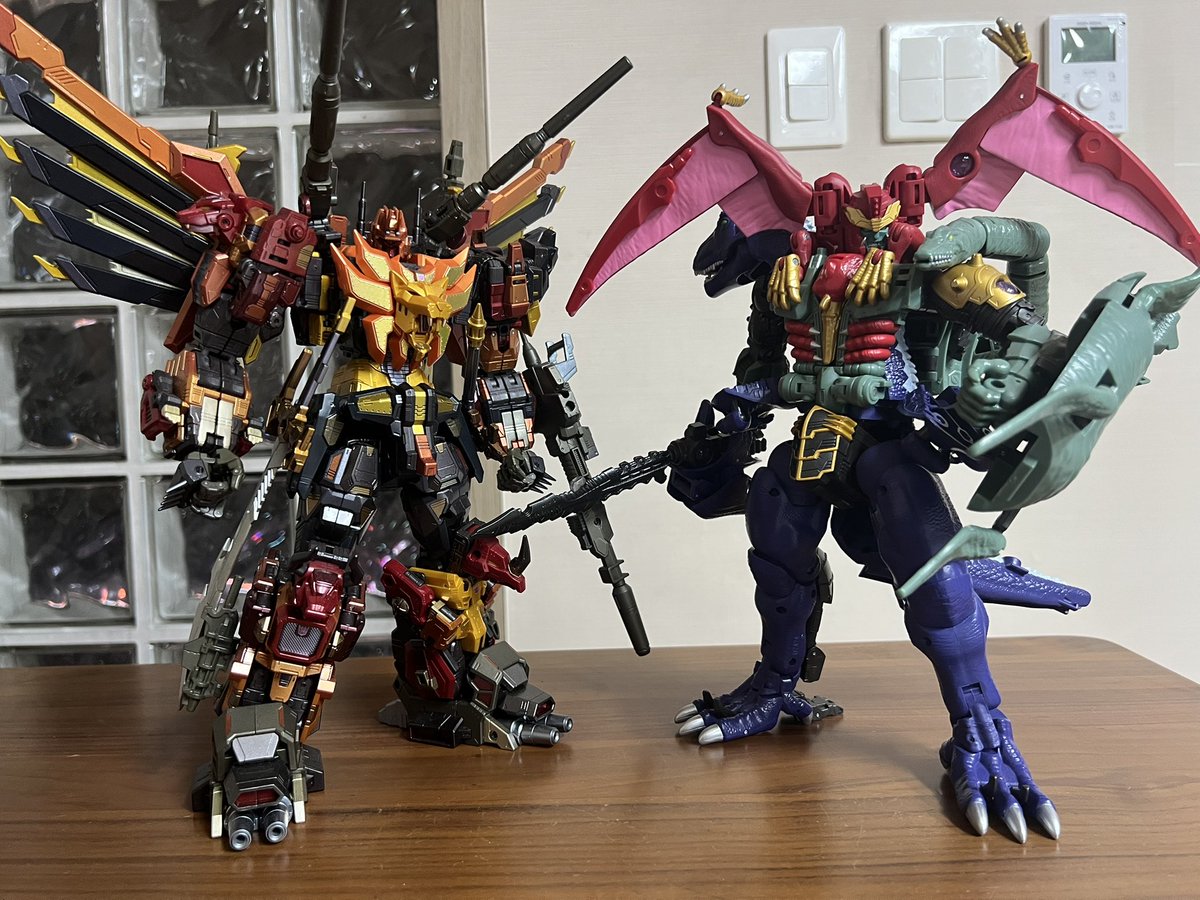 terra810's tweet photo. どうやらガルバトロンはアダマスプレダキングとほぼ同じ大きさらしい。
つまりマグマトロンともほぼ同じ大きさのようですね！ https://t.co/0a583Mvuhx