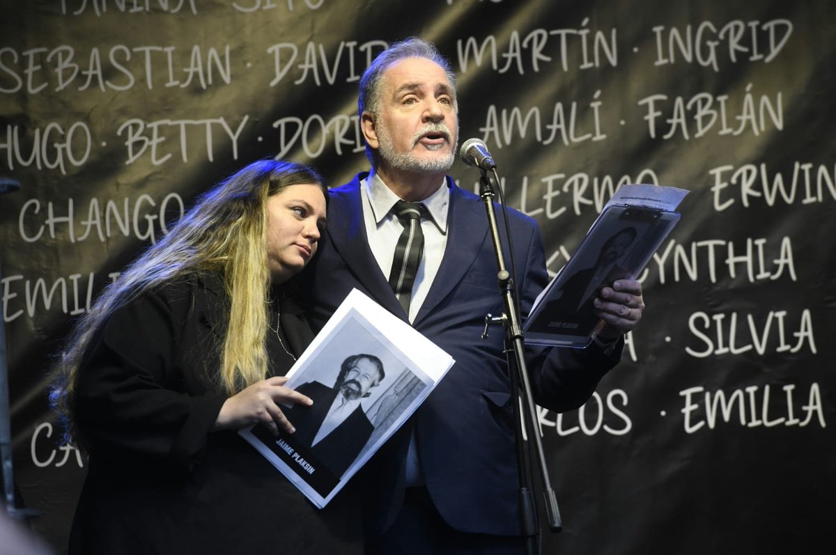 InfoAMIA's tweet photo. Nos emocionamos los testimonios de los familiares de las víctimas fatales del atentado. Alberto y Florencia Abadi (yerno y nieta de Jaime Plaskin), Andrés (hermano de Marisa Said) y María de los Ángeles Ramírez (hija de Olegario Ramírez). #AMIA32años https://t.co/RyIiD4EyJs