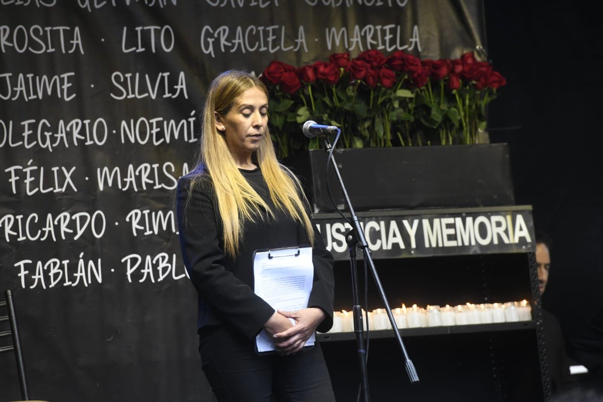 InfoAMIA's tweet photo. Nos emocionamos los testimonios de los familiares de las víctimas fatales del atentado. Alberto y Florencia Abadi (yerno y nieta de Jaime Plaskin), Andrés (hermano de Marisa Said) y María de los Ángeles Ramírez (hija de Olegario Ramírez). #AMIA32años https://t.co/RyIiD4EyJs