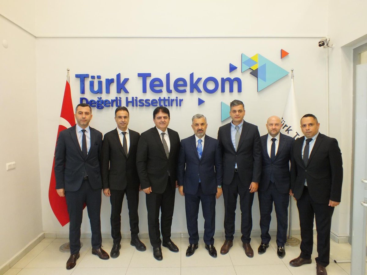 ebekirsahin's tweet photo. Ülkemizin her köşesinde güçlü iletişim altyapımızla dijital dönüşümü hızlandırmak, müşterilerimize kesintisiz ve kaliteli hizmet sunmak için kararlılıkla çalışıyoruz. Bu hedefe ulaşmamızdaki en büyük gücümüz ise sahada büyük bir özveriyle görev yapan çalışma arkadaşlarımızın emeği, bilgi birikimi ve ortak başarısıdır.

Kayseri Bölge Müdürlüğü ziyaretimiz kapsamında Nevşehir İl Müdürlüğümüzde Bölge Müdürümüz, Bölge Müdür Yardımcımız, Nevşehir İl Müdürümüz ve çalışma arkadaşlarımızla bir araya geldik. Bölgemizde yürüttüğümüz fiber altyapı yatırımlarını, dijital dönüşüm çalışmalarımızı, hizmet kalitemizi daha da ileriye taşıyacak adımları ve önümüzdeki döneme ilişkin hedeflerimizi kapsamlı şekilde değerlendirdik.

Türkiye'nin dijital geleceğini inşa etme yolculuğumuzda aynı inanç, aynı sorumluluk bilinci ve aynı ekip ruhuyla çalışmayı sürdüreceğiz. Bu vesileyle başta Kayseri Bölge Müdürümüz Ahmet Özdoğan olmak üzere bölgemizde büyük bir özveriyle emek veren tüm çalışma arkadaşlarıma teşekkür ederim.