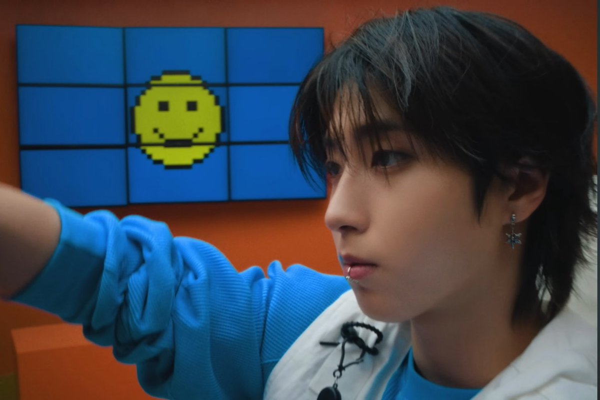 hansoftbot's tweet photo. THE LIP RING?!?!? https://t.co/SlgHxIlVXZ