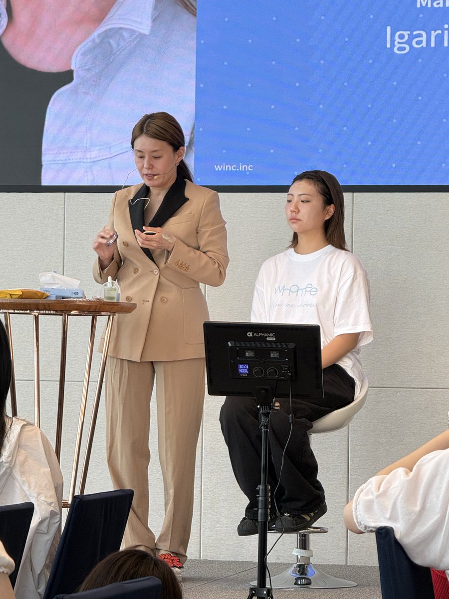 mvanvom's tweet photo. #광고
#글로우픽X제이뷰티 #whomee
@whomee_info @glowpick_x

📍 J-Beauty FES in SEOUL 2026

메이크업 아티스트 이가리 시노부가 만든 브랜드
💗 WHOMEE 후미 💗

이번 세미나에서는 이가리 시노부 메이크업 아티스트의 실제 메이크업 쇼를 직접 볼 수 있었는데요. 타래로 이어갈게요!! https://t.co/SrpXZbKHfy