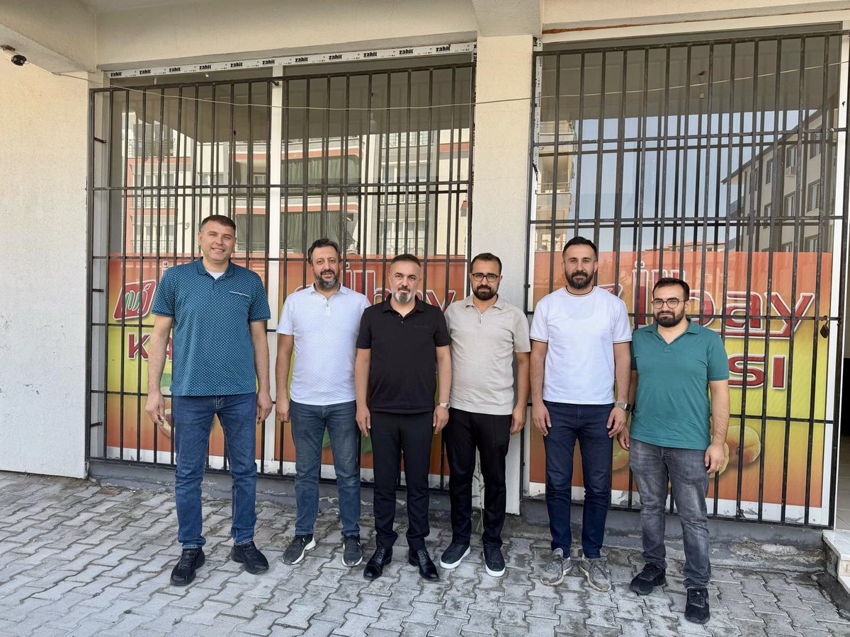 ulusder's tweet photo. ULUSDER olarak üye ziyaretlerimiz kapsamında, İlbay Kayısı Yönetim Kurulu Başkanı Sayın Melih İlbay’ı ziyaret ettik. 

Ziyarette, kayısı sektörünün mevcut yapısı, üretim ve ihracat süreçleri ile sektörün karşı karşıya olduğu güncel konular üzerine kapsamlı değerlendirmelerde bulunuldu. Malatya kayısının ulusal ve uluslararası pazardaki konumu, sektörün gelişimine katkı sağlayacak çalışmalar ve iş dünyasının beklentileri hakkında karşılıklı görüş alışverişi gerçekleştirildi.

Misafirperverliği ve değerli paylaşımları için Sayın Melih İlbay’a teşekkür ediyor, çalışmalarında başarılar diliyoruz.

#ULUSDER  #İlbayKayısı #GüçlüFirmalarGüçlüMalatya #ÖzcanPolat #Malatya