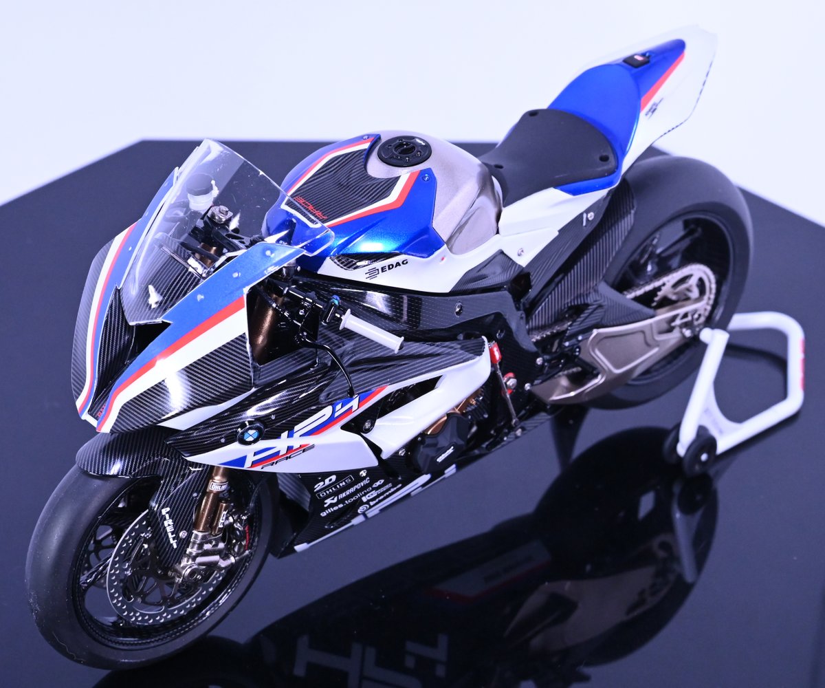 mikagesion's tweet photo. MENG MODEL　1/9 BMW HP4 RACE
完成しました

初めて挑戦したバイクモデルなのにカーボンデカールだけで100枚以上あって死ぬほど大変でした(><)

色々失敗もしましたが勉強になりました https://t.co/FGq5pwlLgh