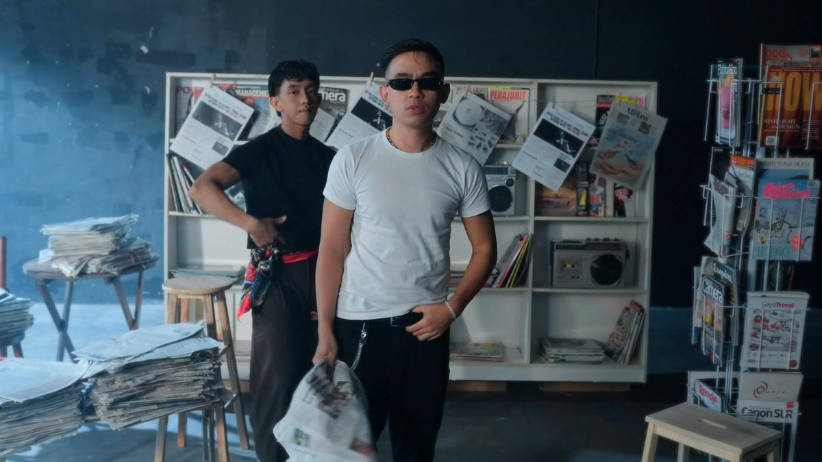 cartapop's tweet photo. Ismail Izzani has released the music video of "One On One".

Watch: https://t.co/VvZonSFDix https://t.co/fm1AP3we6J