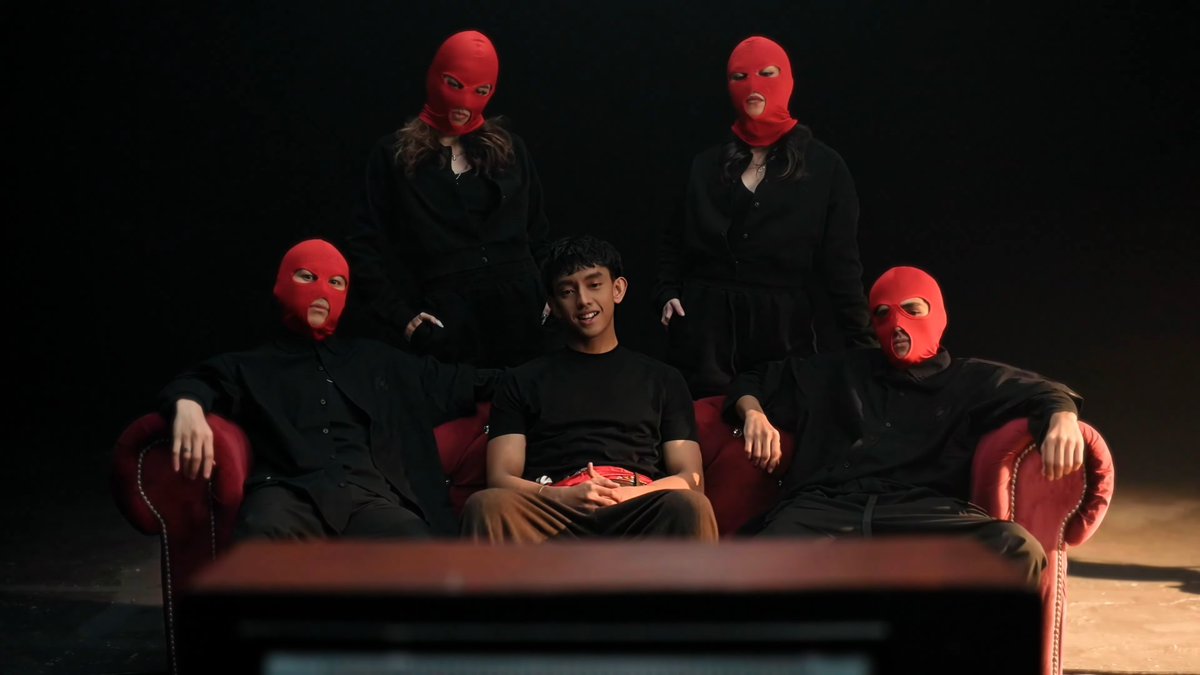 cartapop's tweet photo. Ismail Izzani has released the music video of "One On One".

Watch: https://t.co/VvZonSFDix https://t.co/fm1AP3we6J