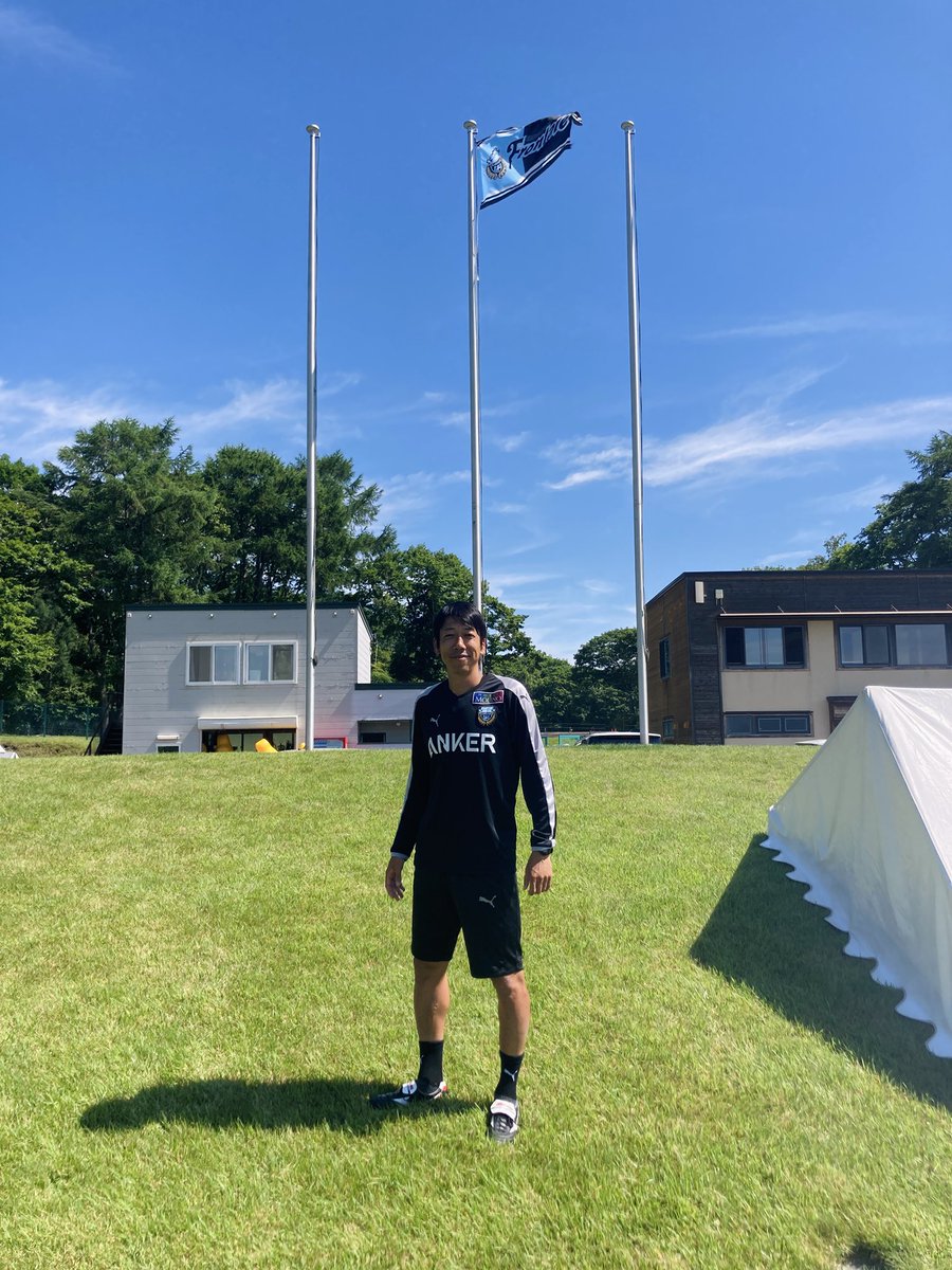 OYArilje's tweet photo. 北海道合宿。トレーニング前の中村憲剛ヘッドコーチ。 @kengo19801031 

ロマとウーレには、セルビア語／クロアチア語で「おはよう」「元気？」と声をかけ、いいプレーには「ブラボー！」。

日々のコミュニケーションを大切にしながら、いつも二人のことを気にかけてくれています！ https://t.co/bTsclmnvTn