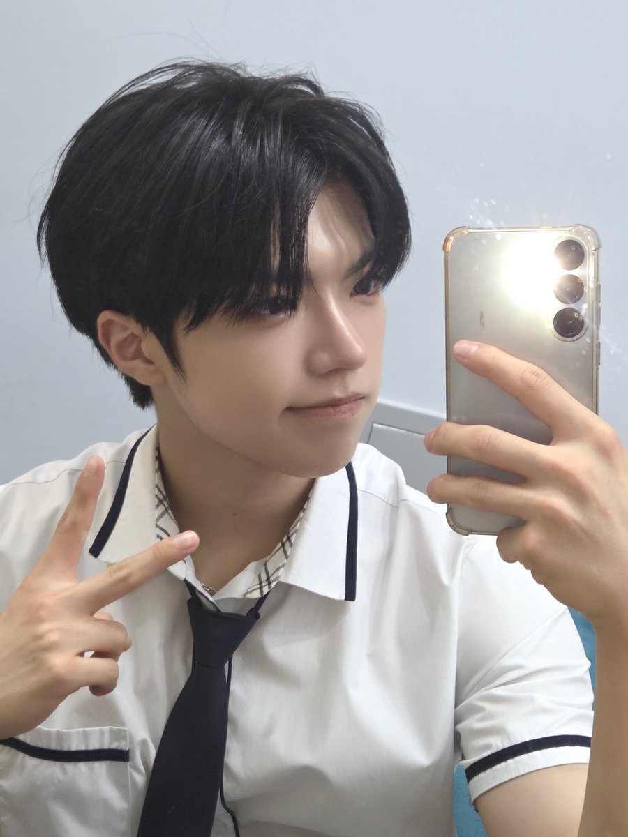 at_ALL_H_OURS's tweet photo. [#온]
학교 다녀왔습니다ㅏㅏ🏫😆👍

#ALL_H_OURS #올아워즈
#ON_N #온 https://t.co/cYprY424yH