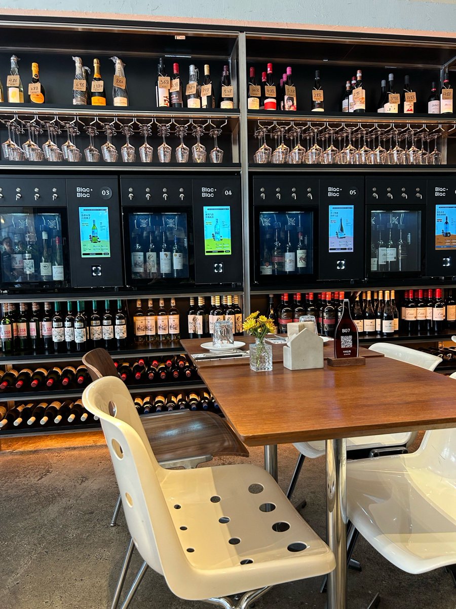 8125's tweet photo. Just tried a next-level smart café—my personalized drink was ready in 10 seconds, and the app even adjusted the sweetness based on my recent mood logs! Game-changing daily pick-me-up, no more waiting or guessing https://t.co/3jgJNDXMGP