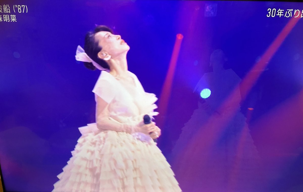 fichikawa2020's tweet photo. 完璧は人間以外でも作れる。でも不完全でそれでいて美しいのは人間にしかできない。Mステの中森明菜さんの『難破船』を観て悟った。手が震え、孤独を纏って命を削るように歌うあの生々しい姿。コンプライアンスで冷え切った今の社会に、これほど深く響き、私たちを癒やす輝きはない。#中森明菜　#Mステ https://t.co/CON9vtGWX7
