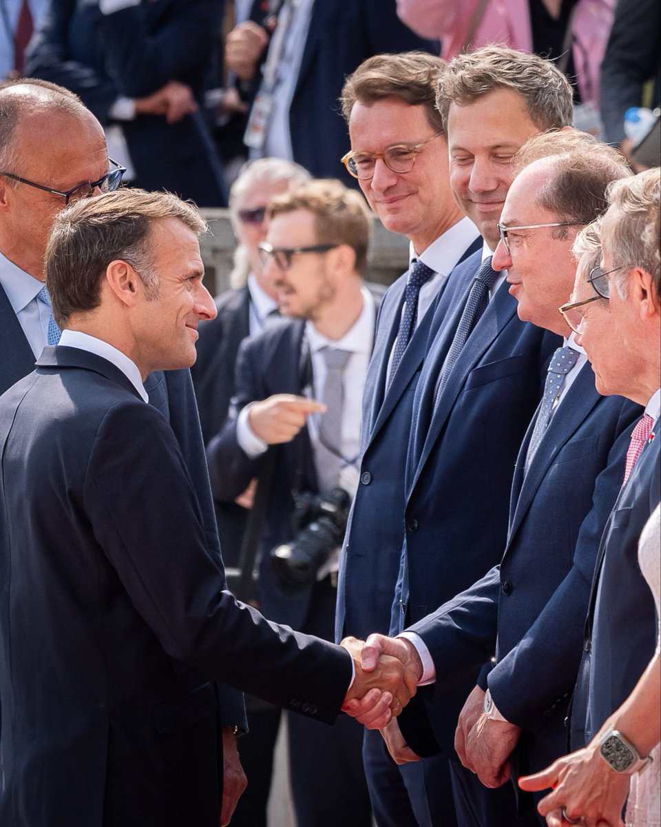 BMI_Bund's tweet photo. 🇩🇪🤝🇫🇷 Für ein starkes Europa: Bundesinnenminister Alexander Dobrindt nimmt am Deutsch-Französischen Ministerrat in Brühl teil. Einmal im Jahr findet der Ministerrat statt. Minister &amp; Staatssekretäre aus zehn Ressorts tagen unter der Leitung von @Bundeskanzler &amp; @EmmanuelMacron. https://t.co/f6OUTOGqYH