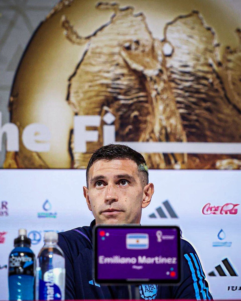 sudanalytics_'s tweet photo. ‼️🇦🇷 Dibu Martínez será el encargado de acompañar hoy a Scaloni en la CONFERENCIA DE PRENSA previo a la Final del Mundo.

Sí, igual que en Qatar 2022. 😮‍💨 https://t.co/znyFqpyL1r