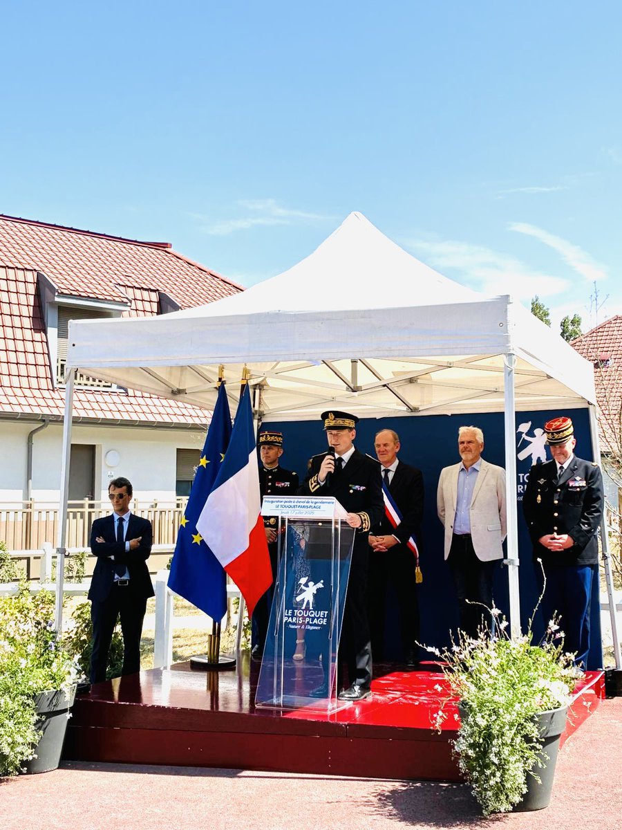 Prefet62's tweet photo. 🐴 Aujourd’hui, j’ai inauguré le nouveau poste de gendarmerie à cheval du Touquet-Paris-Plage, aux côtés de Daniel FASQUELLE, maire du Touquet-Paris-Plage et président de la Communauté d’agglomération des 2 Baies en Montreuillois, du général Olivier ALARY, commandant du groupement de gendarmerie du département, du général de division François-Xavier LESUEUR, commandant la Garde républicaine, de Frédéric LAUPRETRE, directeur général de VILOGIA, ainsi que de l’ensemble des partenaires engagés dans ce projet.

Cette nouvelle unité renforce la présence de la gendarmerie sur le littoral. Grâce à leur mobilité, les cavaliers assurent la surveillance des espaces naturels sensibles, participent à la protection de l’environnement et, en cette période estivale, contribuent également à la surveillance des plages et des zones de baignade pour la sécurité de tous.

Le Touquet-Paris-Plage s’est imposé par sa position stratégique, son identité équestre et la qualité des infrastructures mises à disposition. Depuis l’été 2025, les militaires disposent de locaux adaptés à proximité de l’hippodrome.

Merci à la Ville du Touquet-Paris-Plage, à Daniel FASQUELLE, à VILOGIA et à l’ensemble des partenaires pour leur engagement. Cette implantation illustre la volonté de l’État d’adapter les moyens de la gendarmerie aux enjeux de nos territoires, au service de la sécurité des habitants et des visiteurs.

#Sécurité #GendarmerieNationale #Littoral #LeTouquetParisPlage