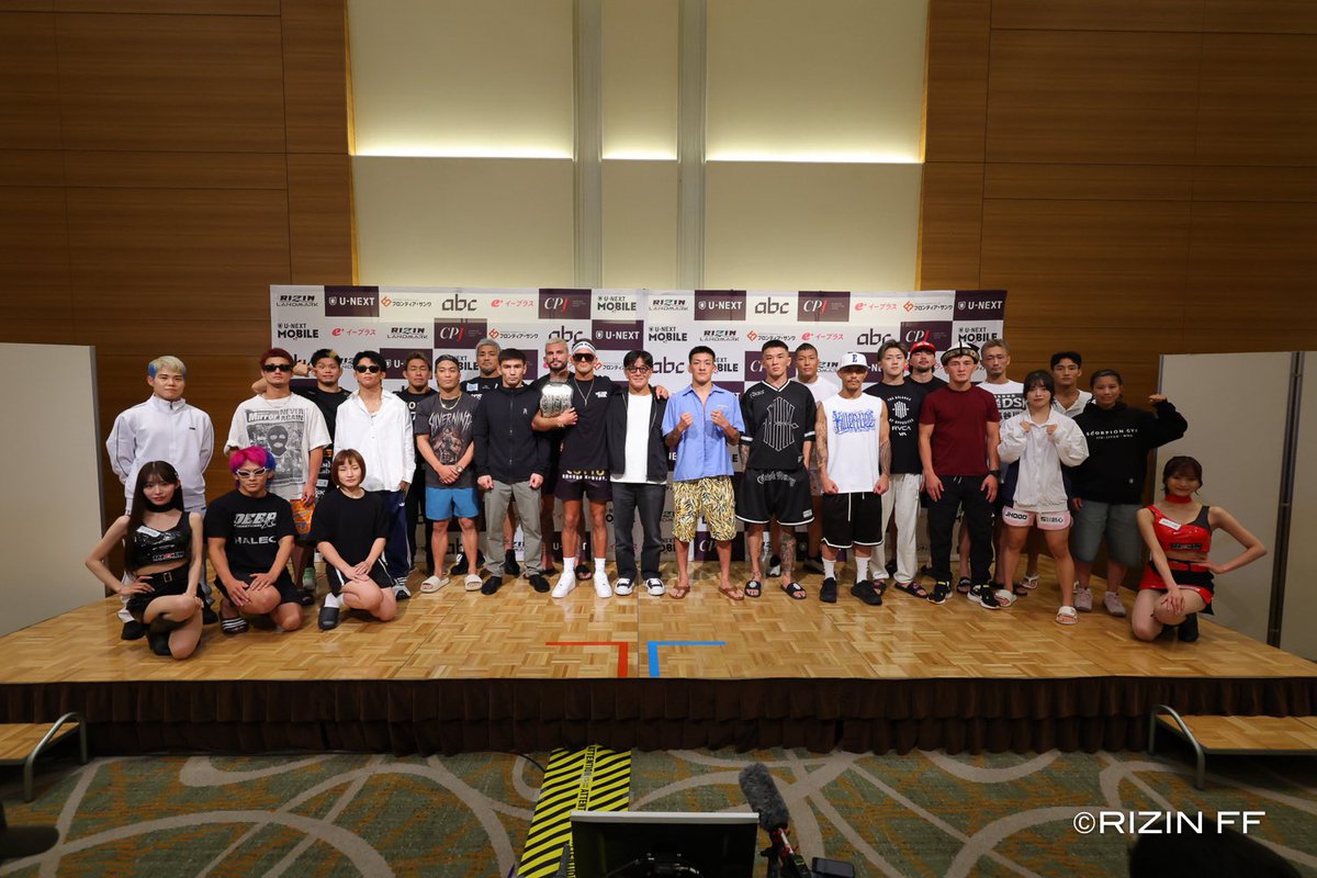 hinotorix22's tweet photo. RIZINガールブラックさんと同じポーズしたつもりだったけど大島選手と火の鳥はオバショット。 https://t.co/XsM0CnDaR3