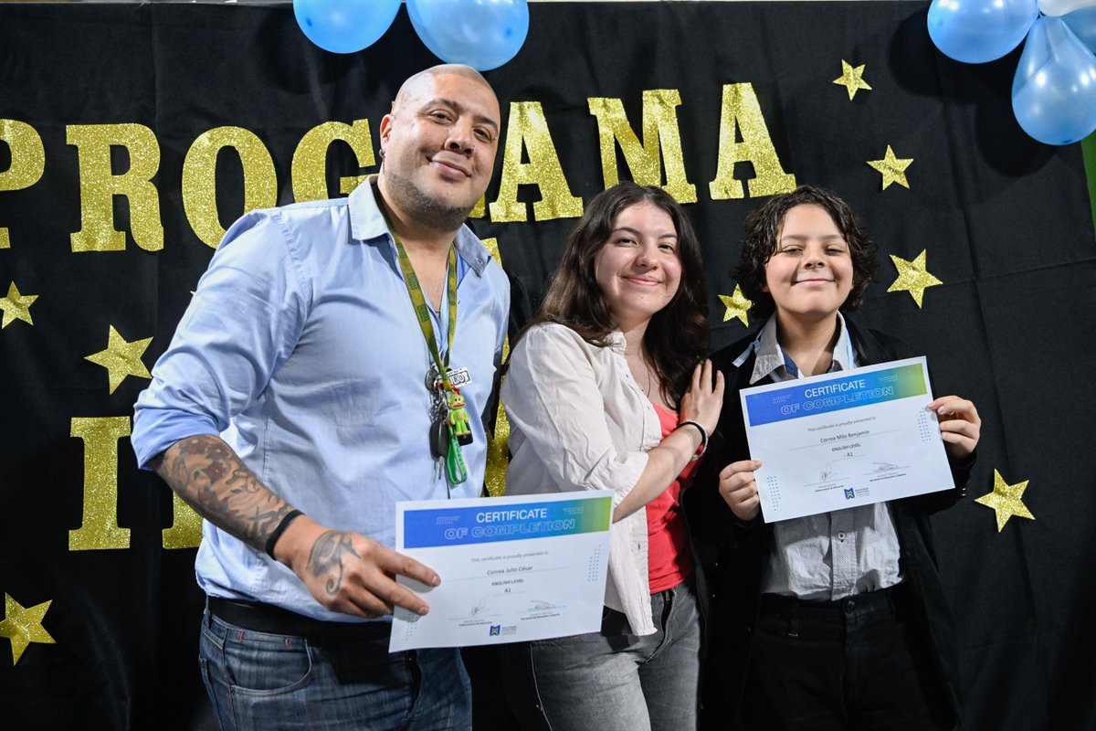 munimalvinas's tweet photo. 350 estudiantes recibieron sus diplomas del Programa de Idiomas Municipal 🎓📚

En el Polideportivo de Villa de Mayo se realizó el acto de egreso del primer cuatrimestre, donde 350 estudiantes recibieron sus diplomas, medallas y obsequios por el esfuerzo, la dedicación y el compromiso demostrados durante su formación.

La ceremonia fue una oportunidad para reconocer el trabajo de estudiantes, familias, docentes y de todo el equipo, reafirmando el compromiso con la educación.

#Educacion #Idiomas #MalvinasArgentinas