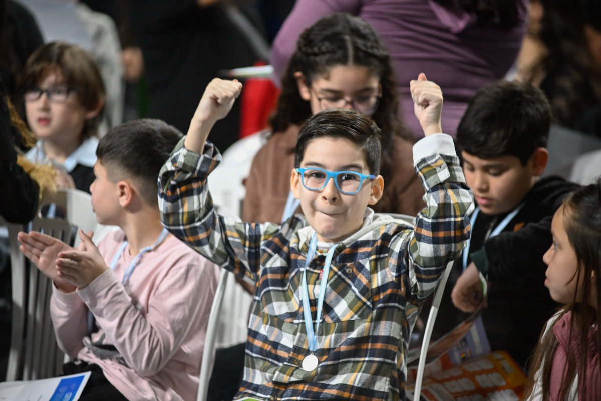 munimalvinas's tweet photo. 350 estudiantes recibieron sus diplomas del Programa de Idiomas Municipal 🎓📚

En el Polideportivo de Villa de Mayo se realizó el acto de egreso del primer cuatrimestre, donde 350 estudiantes recibieron sus diplomas, medallas y obsequios por el esfuerzo, la dedicación y el compromiso demostrados durante su formación.

La ceremonia fue una oportunidad para reconocer el trabajo de estudiantes, familias, docentes y de todo el equipo, reafirmando el compromiso con la educación.

#Educacion #Idiomas #MalvinasArgentinas