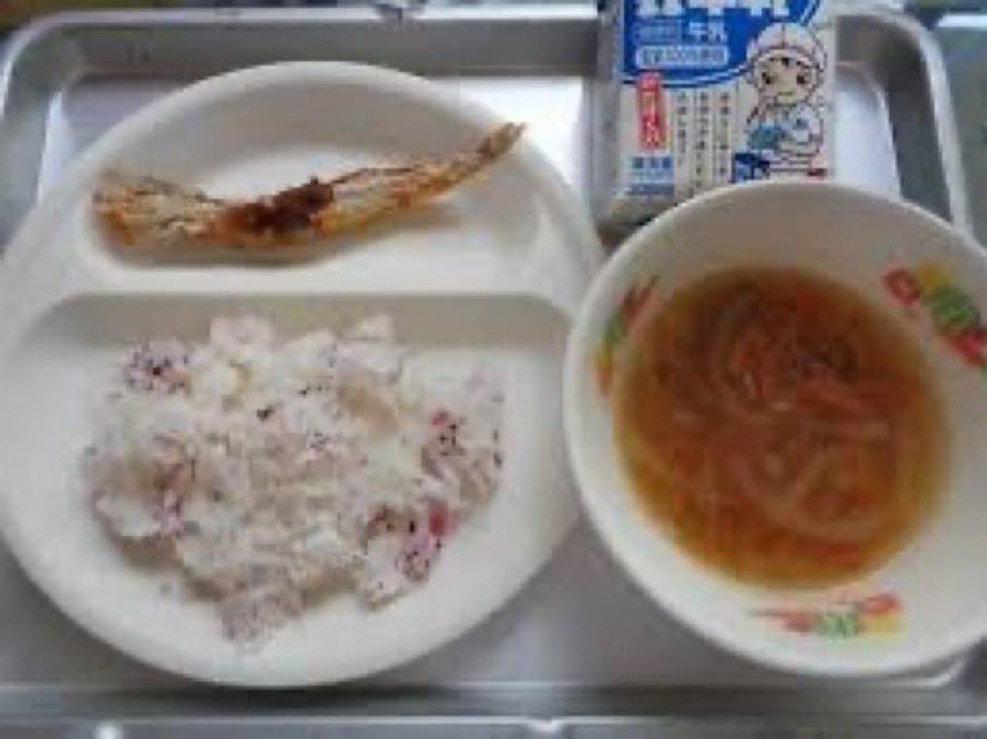 ppsh41_1945's tweet photo. 子供達が小魚一匹の給食を食べさせられる一方で、自民党県議は3億円以上もの税金を使って豪華海外旅行っておかしいだろ。 https://t.co/9QucUIFsLX