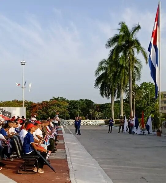 DmeBaragua's tweet photo. #LaPatriaSeDefiende #LatirAvileño
Se realiza en #CiegodeAvila el Acto Provincial en saludo al Día de la Rebeldía Nacional. 
 #LatiendoConFidel https://t.co/Du16OQIlJM