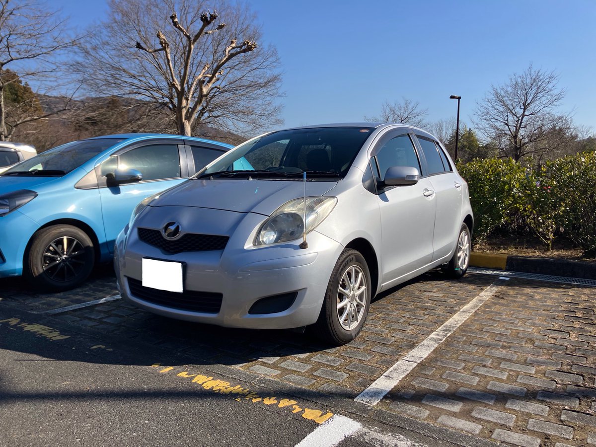 combax324's tweet photo. 今話題のヴィッツ。自分はヤリス含め3世代を借りて運転。肝心の初代はまだ運転出来ていない。まだ初代ヴィッツのレンタカーってあるのかな？
#ヴィッツ
#トヨタ https://t.co/YqbaFnSJqR
