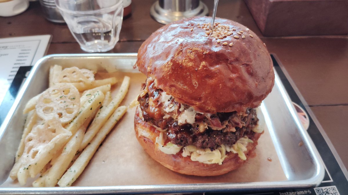 yuki8semi's tweet photo. アルゼンチンのフィッツ・ロイの街で食べたプルドポークバーガーが忘れられなくて福岡の人気店で食べてみた。バーガーで炭火焼きってなんだよ。うますぎるだろ。 https://t.co/09AvAzbEGG