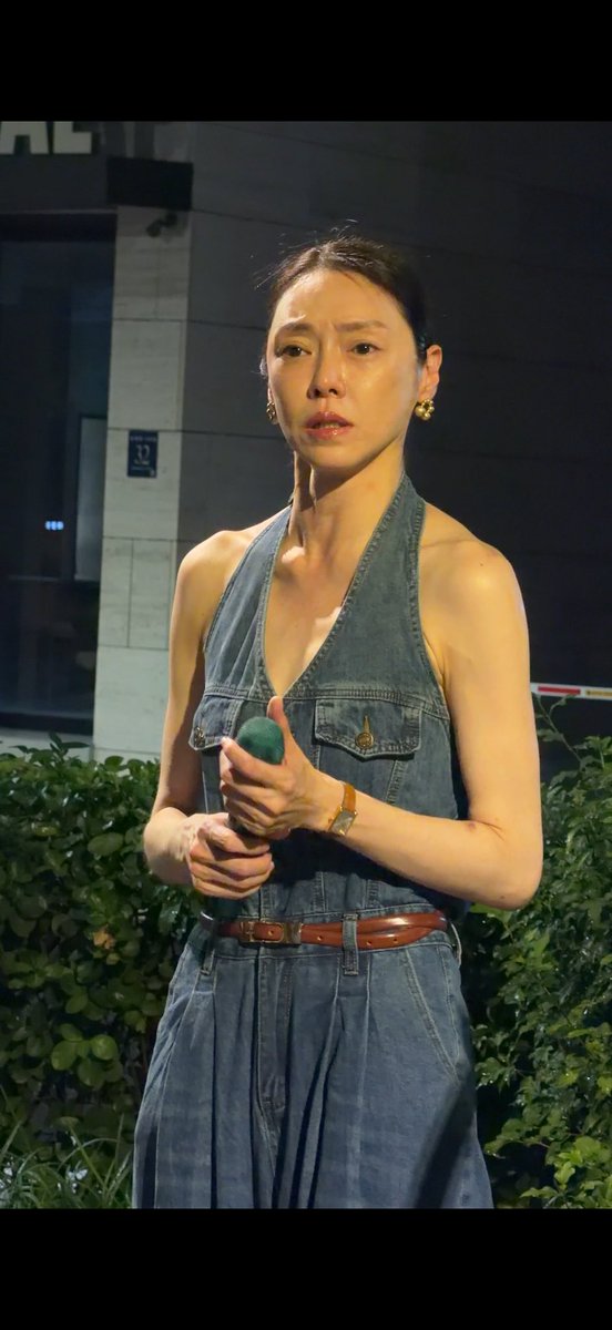 yoloearthling's tweet photo. 차송화 막고 퇴길 이십주년 마이크선물 받고 표정 너무 귀여 ㅠㅠ 
막 놀랬다가 뿌엥 울다가 만지작만지작 연거푸 인사하고 고이 담기 ㅠㅠ 이래서 사랑해 https://t.co/IofwWy6JG5