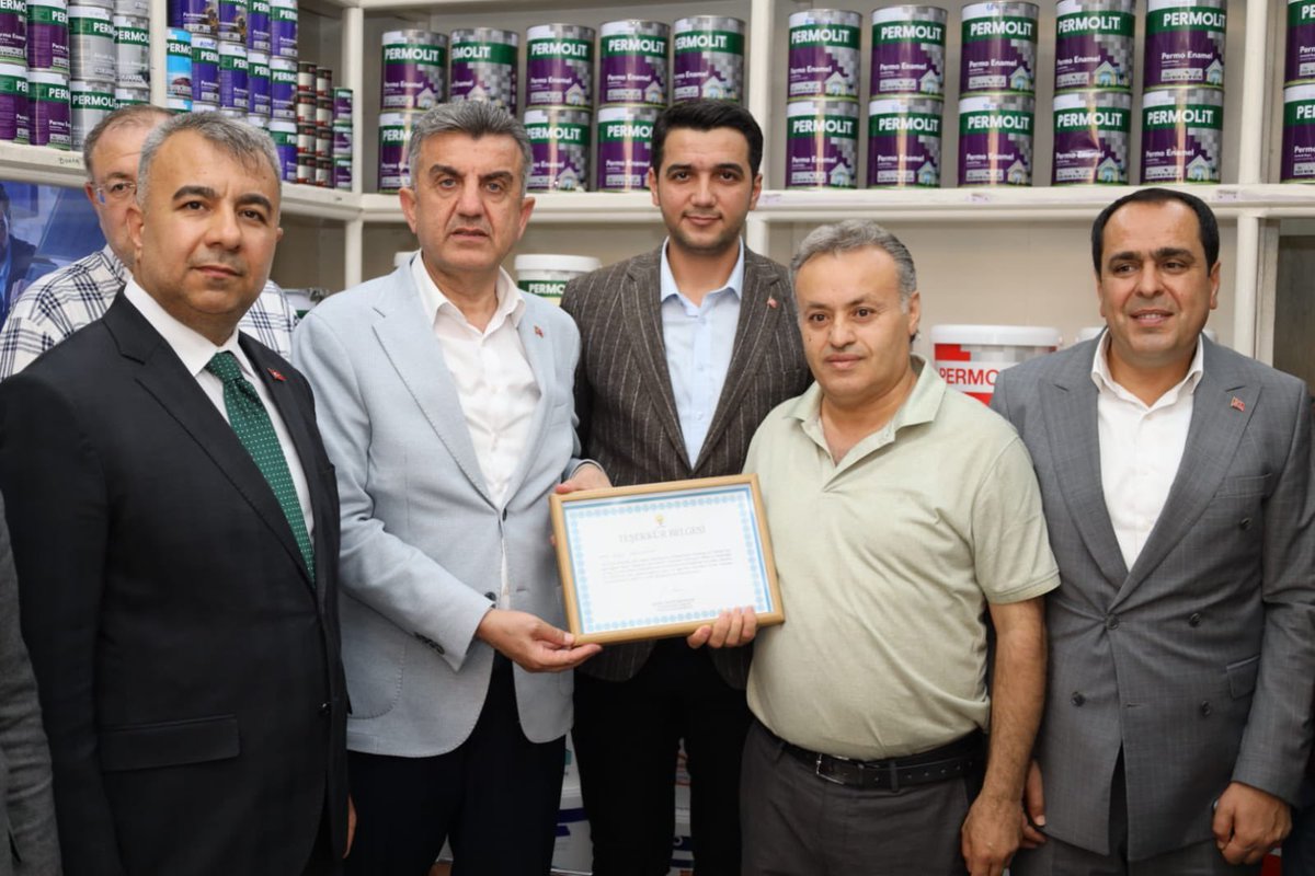 mehmetbegit's tweet photo. "AK Parti, milletimizin ortak değerleriyle yazılmış büyük bir Türkiye hikâyesidir."

İl Başkanımız Sayın M. İlhami Günbegi, İlçe Başkanımız Erol Açılan ve il-ilçe teşkilatımızla birlikte;

 Cumhurbaşkanımız ve Genel Başkanımız Sayın Recep Tayyip Erdoğan'ın imzasını taşıyan teşekkür belgesini, partimize uzun yıllar emek vermiş kıymetli dava arkadaşımız Akın Ağcakanat'a takdim ettik.

AK davamıza gönül vererek fedakârca emek ortaya koyan, birlik ve beraberliğimize güç katan tüm dava arkadaşlarımıza şükranlarımı sunuyorum. Rabbim birlik ve beraberliğimizi daim, hizmet yolculuğumuzu bereketli eylesin.

@RTErdogan @Akparti @bybekirbozdag @milhamigunbegi @akpartiurfa @AcilanErol @Akbirecikresmi