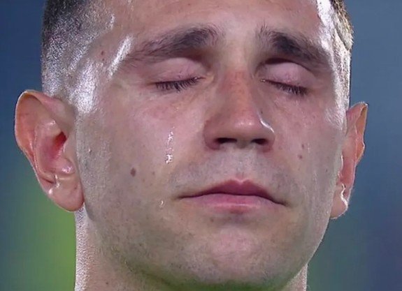 Pablu1978's tweet photo. Por qué llora cuando canta el himno argentino,si el no había nacido cuando lo inventaron?? https://t.co/gvl3KWOZEU