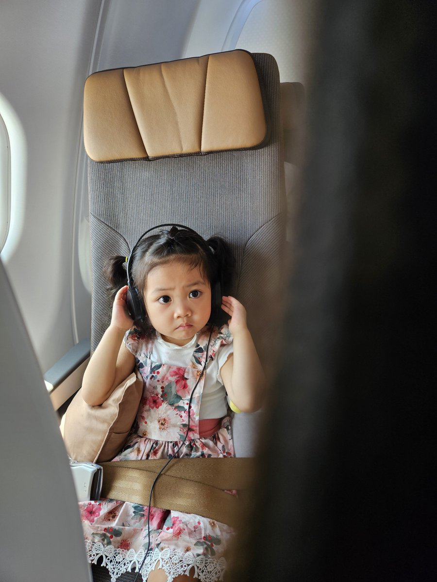 brainbusterrrr's tweet photo. タイに到着しました！パインちゃんにとって初めてのタイ旅行ですが、飛行機の中では全く騒がずにいてくれました。そして、こちらのデパ���トのフードコートはとにかく安くて美味しいものばかりです…これでは確実に太ってしまいそうです…。

ローソン発見の時は一瞬沖縄に来たかなって思いました😅 https://t.co/6C4YCHEIeO