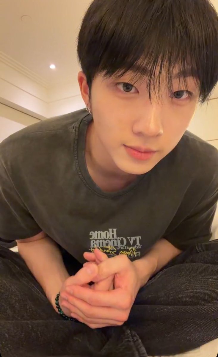 p1hza's tweet photo. 하…… 숨참음 
블러셔 버리러 간다 https://t.co/syqEx7aoYl