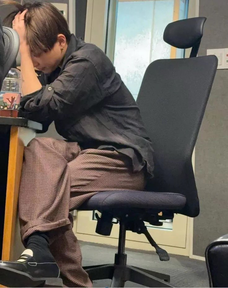 idkyuyuu's tweet photo. 哎 对这种低性欲男好没办法 开会的时候工作的时候坐他对面自己摸逼他也没反应 非要到自己摸得高潮不了蹭过去求他 在桌子底下被踩逼 然后哥哥主人爸爸求过来一遍才能给抠抠摸摸逼 报复方式就是喷他一身然后被扇 https://t.co/IMMQnYF8Qs