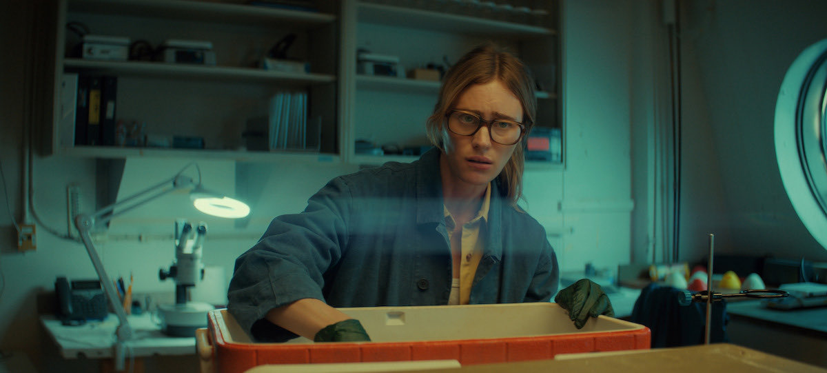 StreamSverige's tweet photo. En liten kanadensisk hamnstad terroriseras av en mystisk varelse i havet. Josh Hartnett, Charlie Heaton och Mackenzie Davis kämpar emot. Below anländer till Netflix i oktober.

https://t.co/tt9yx5kn3X https://t.co/uzfVTD2tTL