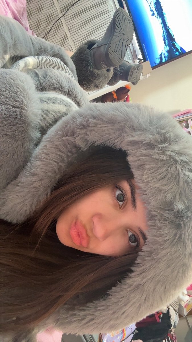 babyspicetoofly's tweet photo. hood on or hood off?? ￼￼ https://t.co/6stVsCkecU