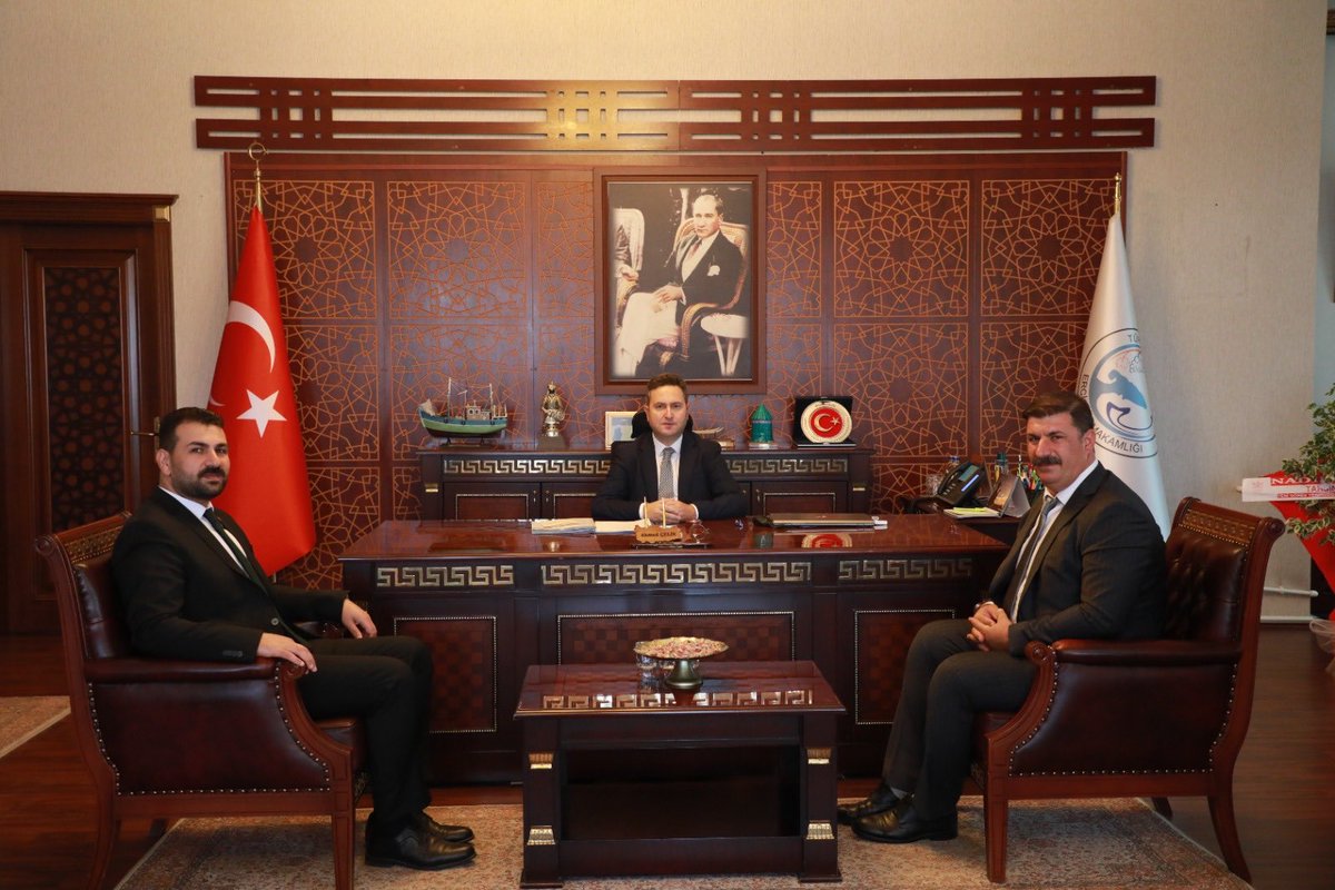 erciskaymakamlk's tweet photo. Kaymakamımız Sayın Ahmed ÇELİK’e Hayırlı Olsun Ziyareti

Erciş Tarım Kredi Kooperatif Başkanı Sayın Savaş ÇELİK ve Erciş Tarım Kredi Kooperatif Müdürü Sayın Cüneyt CAN Kaymakamımız Sayın Ahmed ÇELİK’i makamında ziyaret ederek hayırlı olsun dileklerini iletti. https://t.co/j9b8VlL8Qy