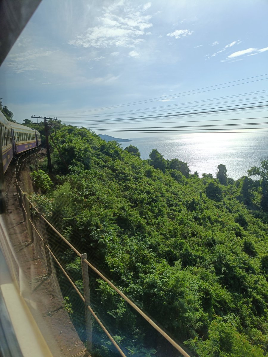 miyanoe057's tweet photo. 今日はダナンからフエへ鉄道旅。リゾート大開発中の景色を見ながら単線でのんびりと進みます。
1945年に滅んだグエン王朝の廟や王宮を観光。フランス文化好き皇帝が豪華建造物を増税して建てたそうです。建築様式が入り交ざってて面白かった。 https://t.co/AerNhdgLFg