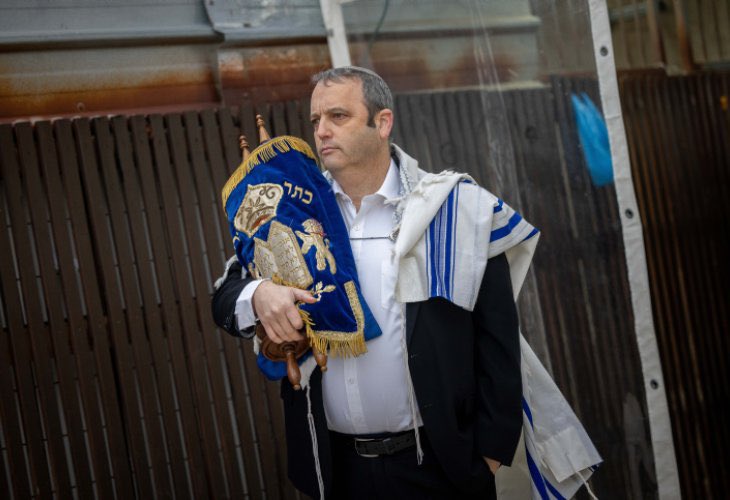 NeumanRoee's tweet photo. גדלתי עם שנאה לא קטנה לדת, זה לא היה מבית, הייצוג הדתי שראיתי כשגדלתי היה בניזרי הרשע שברשעים שהיה מנאץ את ההומואים. בניזרי לימד  שהדת שונאת אותי. 

החיים התגלגלו ובשנת 2013 הכרתי את גלעד קריב, עבדתי איתו באותן בחירות. עבדנו מתוך בית כנסת. לא פחות. אמרתי לעצמי תבלע רוק, יהיה בסדר. 

יומיים אחרי שהתחלנו לעבוד ביחד הבנתי שבניזרי שיקר לי, לנו. הוא חטף משהו שלא שלו.  הוא לא היהדות, הם לא היהדות. גיליתי בזכותו במובנים רבים את השורשים שלי שנטועים באהבת לרעך כמוך, גיליתי אדם שמוכן להיות גשר בשבילי להיות חלק מהעם הזה בלי לוותר בגרם אחד על מי שאני. גיליתי לראשונה שאדם עם כיפה לא רק מוכן לקבל אותי, הוא מוכן להיאבק בשבילי. לא כי הוא בעדי, כי חשוב לו שאנשים כמוני, שאמרו שלפי היהדות אני מצורע - יהיו חלק. ואז זה לא היה פופולרי

אני אדם חילוני לגמרי, והרבה בזכות גלעד אני מאמין באמת שאני רצוי פה. 

חלום שלי שגלעד יהיה שר בממשלת ישראל הבאה, ממשלת התיקון, וכמו שהוא תיקן אצלי ואצל משפחתי בלב את האהבה לשורשים שלנו - הוא יוכל לעשות את בקנה מידה לאומי. 

תצביעו לו, גלעד הוא התיקון שכולנו צריכים