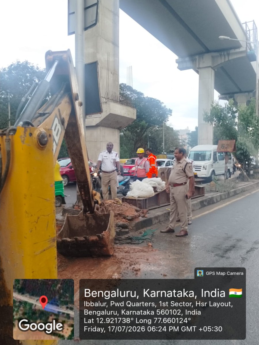 bellandurutrfps's tweet photo. ಹೊರ ವರ್ತುಲ ರಸ್ತೆಯಲ್ಲಿ ಬಿದ್ದ ಮಳೆಯಿಂದಾಗಿ  ಇಬ್ಬಲೂರು ಡೌನ್ ರಾಂಪ್ಫ಼್  ಬಳಿ ಇರುವ 169 ಪಿಲ್ಲರ್ ಬಳಿ ವಾಟರ್ ಲಾಗಿಂಗ್ ಉಂಟಾಗಿದ್ದು ಜೆಸಿಬಿಯ ಸಹಾಯದಿಂದ ನೀರನ್ನು ತೆರವುಗೊಳಿಸಿ ವಾಹನಗಳ ಸುಗಮ ಸಂಚಾರಕ್ಕೆ ಅನುವು ಮಾಡಿಕೊಡಲಾಗಿರುತ್ತದೆ. @acphsrtrps @DCPSouthTrBCP @blrcitytraffic @BlrCityPolice @kdevforum @0RRCA https://t.co/1daVUqqQvw
