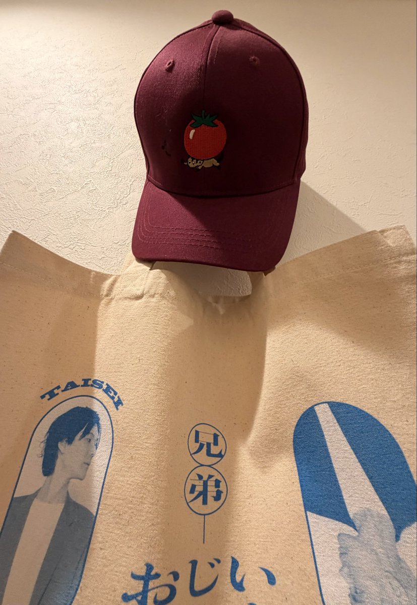 Wtangsten74's tweet photo. 兄おじ講演会、初めてでかなり緊張したけど楽しかった〜盛りだくさんのトークとお酒🍺 物販のトマトトの帽子超かわいい、トートバッグと共に大事にします……🍅 https://t.co/5nyrXmJwGf