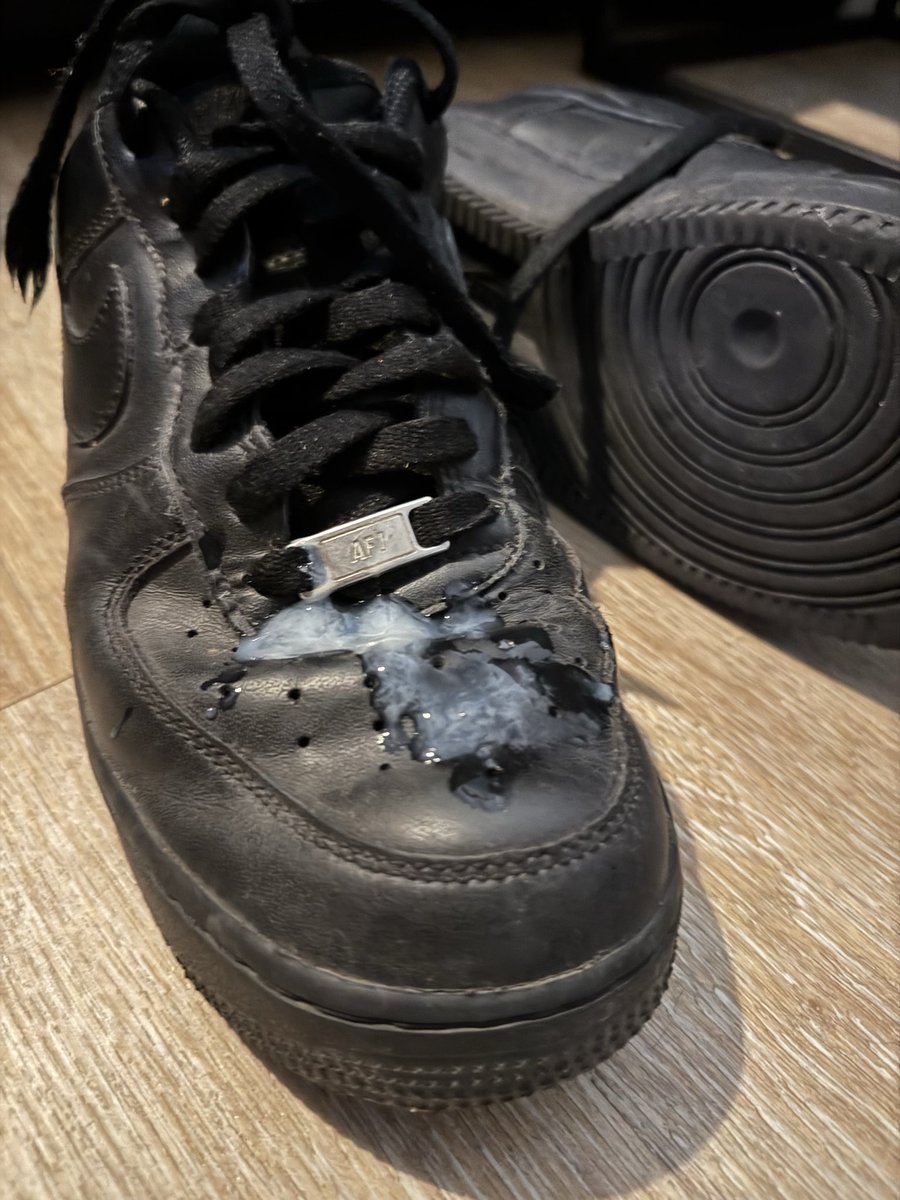 AlboMasterX's tweet photo. Wer will sie haben? 💦 Die Sneaker meines Stiefbruders, frisch von mir „bearbeitet“. DM mit Gebot! 📥 #SneakerFetish #albo #cash #master https://t.co/qVcfUSBpE7