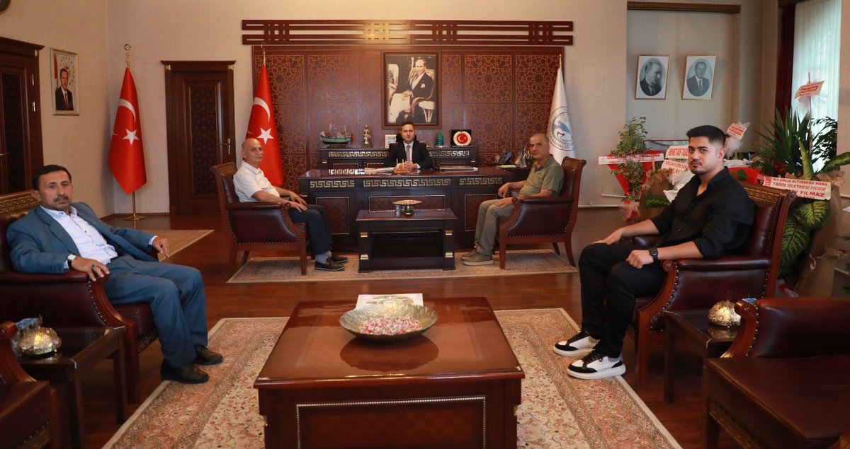 erciskaymakamlk's tweet photo. İş insanlarından Sn Salih ÖLMEZ, Sn Samet ÖLMEZ, Doktor Erhan KALKAN,Erciş Emniyet Hizmetleri Geliştirme ve Destekleme Derneği Başkanı Sn Mustafa SANCAK  Kaymakamımız Sn Ahmed ÇELİK’i makamında ziyaret ederek hayırlı olsun dileklerini iletti https://t.co/TuH1GOiP9G