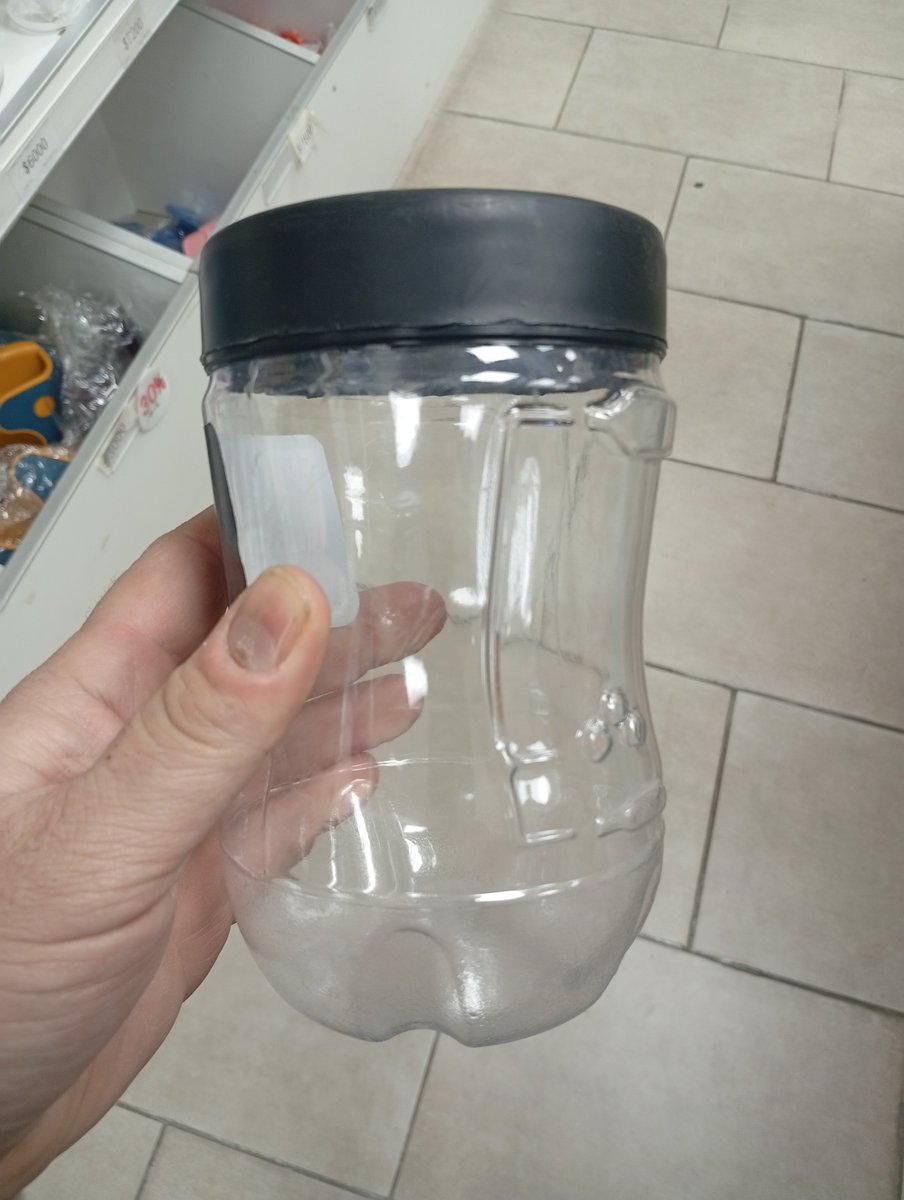 agoldweic's tweet photo. @vmenditto @MauroStendel En argentina no hace plata el que no quiere... Se vende la botella cortada para el "viajero". https://t.co/W1RgZTfxbd