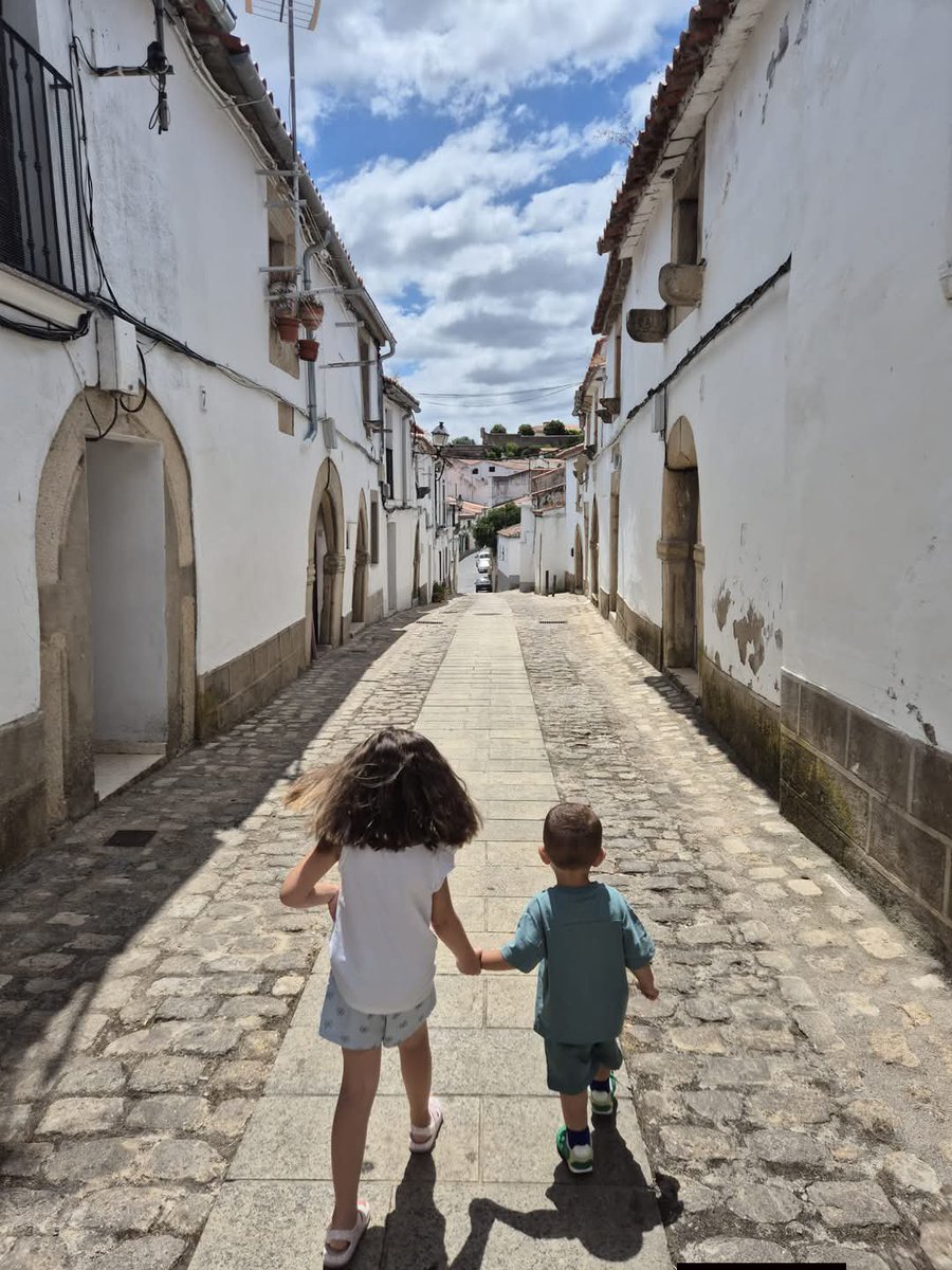 Gabri91MG's tweet photo. "Lo primero es sentir que me invade el silencio.

Huyeron las palabras, las brillantes ideas,
y apenas, niño, te indico con el dedo
un pájaro, una brisa, o el día, tan hermoso..."

José María Valverde, y Valencia de Alcántara. https://t.co/Ut8u8eEjIG