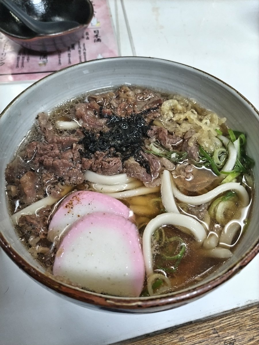 ractis2007's tweet photo. 仕事終わりにちと贅沢な、肉うどん https://t.co/EzZcETxo0s